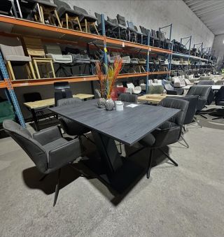 Černý rozkládací jídelní stůl Russel 138/178 Materiál: MDF, kov Rozměry: 90 x 85 x 138/178 Možnost rozložení desky stolu...