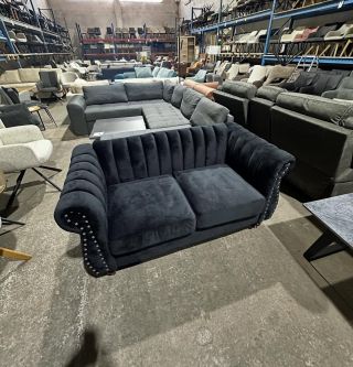 Antracitová pohovka Dwayne Materiál: 100% polyester. dřevo Rozměry: 150 x 77 x 78 Původní cena: 13 999,- Naše cena: 6...