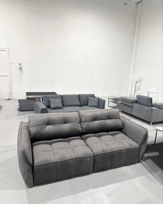 Antracitová rozkládací pohovka Ergani s úložným prostorem Materiál: 100% polyester Rozměry: 243 x 94 x 125 Přikrývka a...