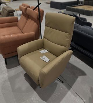 Šedohnědé relaxační kožené křeslo Victoria Materiál: pravá kůže, kov Rozměry: 76 x 112 x 80 Polohovatelná opěrka zad s...