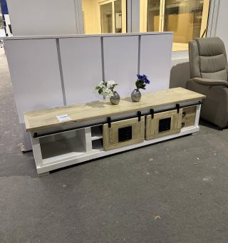 Bílo hnědý masivní TV stolek Rustika II Materiál: masiv mango, kov Rozměry: 200 x 50 x 45 Kosmetické nedokonalosti....