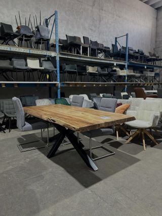 Masivní jídelní stůl Marsta 220 x 100 Materiál: masiv akácie, kov Rozměry: 100 x 76 x 220 Oděrka ve spodním rohu desky...