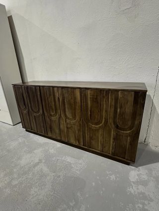 Masivní tmavě hnědá komoda Roberta Materiál: masiv mango Rozměry: 170 x 80 x 40 Původní cena: 13 999,- Naše cena: 7 999,-...