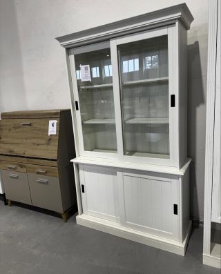 Bílá rustikální vitrína Lisburn Materiál: masiv borovice, sklo Rozměry: 115 x 191 x 40 Počet dvířek: 4 Počet polic: 4...