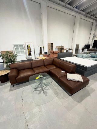 Hnědá elektronicky výsuvná kožená sedací souprava Westfield Materiál: pravá kůže, kov Rozměry: 271 x 80 x 245 El. výsuvný...