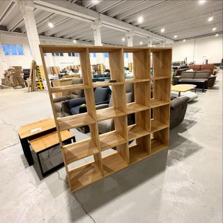 Masivní široký regál Trois Materiál: masiv buk Rozměry: 149 x 149 x 35 Naše cena: 5999,- K prohlédnutí/vyzkoušení na...