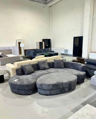 Šedá manšestrová pohovka Carson s taburetem Materiál: 100% polyester Rozměry: 300 x 76 x 160 Defekt na spodní hraně zadní...