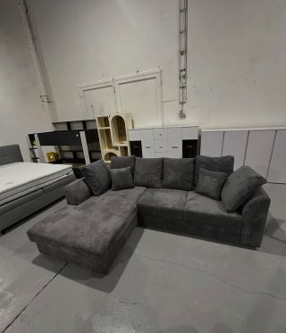 Tmavě šedá rozkládací sedací souprava Maddox s úložným prostorem Materiál: 100% polyester Rozměry: 259 x 93 x 174 ložná...