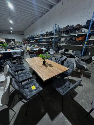 Masivní jídelní stůl Antaly 200 x 100 Materiál: masiv akácie, kov Rozměry: 100 x 76 x 200 Původní cena: 15 999,- Naše...