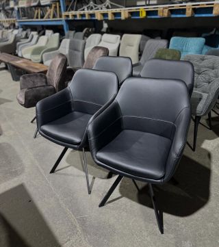 Černé kožené křesílko Gardiner 😍😍 Materiál: kůže, kov 🥰 Rozměry: 60,5 x 86 x 62,5 Původní cena: 7499,- 🫣 Naše cena:...