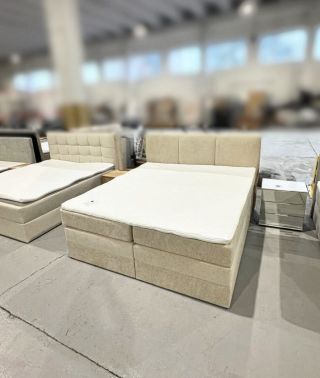 Krémová boxspringová postel Massey 180 x 200 s úložným prostorem Materiál: 100 % polyester Rozměry: 186 x 118 x 215 Včetně...