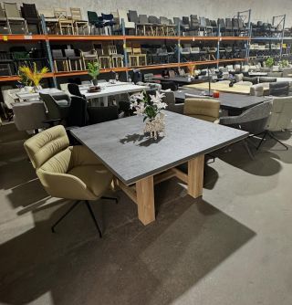 Jídelní stůl Gentry 140 x 140 Materiál: MDF Rozměry: 140 x 77 x 140 Původní cena: 13 999,- Naše cena: 4 999,-...