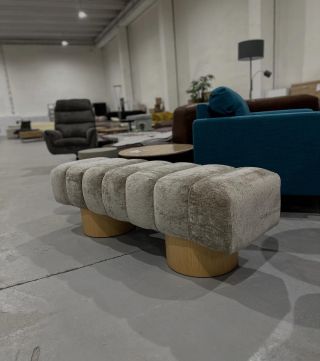 Světle šedá polstrovaná lavice Odis ✅ Materiál: 100% polyester, MDF Rozměry: 140 x 45 x 45 Max. nosnost cca: 240 kg 🥳...