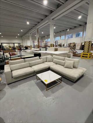 Světle šedá rohová sedací souprava Claudia Materiál: 100% polyester Rozměry: 314 x 80 x 250 Původní cena: 34 999,- Naše...