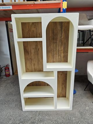 Krémový regál Ballard Materiál: MDF, masiv mango Rozměry: 100 x 177 x 35 Oděrka v levém horním rohu Původní cena: 24 999,-...