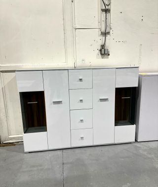 Bílá vitrínová komoda Lugo Materiál: MDF, sklo Rozměry: 188 x 133 x 37 Původní cena: 24 999,- Naše cena: 9 999,-...